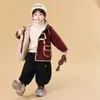 Casaco Masculino de Veludo Plus Outono Inverno 2025 Novo Estilo Casaco de Lã Vermelho de Comprimento Médio para Crianças Roupas de Algodão Grossas para Bebê Menino
