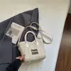 Tela de Alta Calidad con un Tacto Elegante y Sofisticado, Bolso Cruzado de Viaje Exquisito de Moda con Letras de Celebridad de Internet 2026