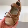 Sapatos de Princesa para Meninas 2026 Outono Novo Estilo Floresta Laço Couro Camurça Raso Sapatos Infantis com Solado Macio