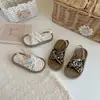 Pantuflas de punta abierta para niñas, nuevo estilo primavera-verano 2026, zapatos de princesa con lentejuelas para niñas, adecuados para usar en casa y al aire libre, elegantes y modernos para niños pequeños y bebés