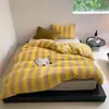 Juego de Cama Cálido, Elegante, Moderno y Creativo de Terciopelo de Leche a Rayas de Cuatro Piezas para Otoño e Invierno, Ropa de Cama Cálida de Coral Fleece Textiles para el Hogar 2