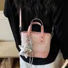 Bolso pequeño súper popular para mujer, nuevo modelo de primavera 2026, bolso de hombro de alta gama para el día a día, exquisito bolso cruzado tipo cubo