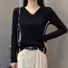Camiseta Blanca de Manga Larga con Cuello en V para Mujer Primavera Verano 2026 Nuevo Estilo Hombro Normal Algodón Puro Corte Delgado Capa Base Top Interior