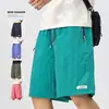 Shorts esportivos masculinos de seda gelada estilo americano para atividades ao ar livre, calça masculina fina e solta de tamanho grande para o verão, shorts à prova d'água casuais no joelho