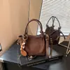 Bolso de gamuza para mujer, nuevo y moderno estilo retro de otoño 2026, adecuado para ir al trabajo, bolso de hombro, bolso cruzado, bolso tipo cubo