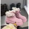 Botas de Neve Vermelhas de Solado Grosso Estilo Novo 2026 para Mulheres, Elegantes e Versáteis, Botas Estilo Martin com Forro de Lã, Botas Curtas Quentes de Inverno, Sapatos Peludos