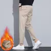 Loja de outlet de comércio exterior calças casuais cropped masculinas primavera-verão para pessoas de baixa estatura, calças retas slim fit ligeiramente afuniladas, calças longas finas, calças masculinas de 9 pontos
