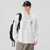 Camiseta branca de manga longa para homens, marca da moda, corte solto, tamanho grande, top estampado casual e versátil para primavera e outono