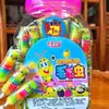 Paletas y Caramelos Duros en Varias Formas de Frutas para que los Niños Compartan Dulces y Den a sus Amigos Regalos Navideños. Puestos en la Puerta de la Escuela