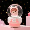 Venta Caliente Dibujos Animados Terciopelo Bebé Bola de Cristal Luminosa Manivela Copo de Nieve Escritorio Infantil Adornos de Resina Regalos para Estudiantes
