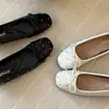 Nuevos zapatos planos de ballet versátiles para el otoño, estilo commuter, con diseño que aumenta la altura, lazo y remaches