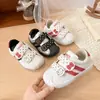 Zapatos para Niñas Zapatos Deportivos Infantiles 2026 Otoño Nuevo Estilo Zapatos de Tabla con Punta de Concha para Bebé Zapatos Casuales con Lunares Plateados