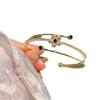 Pulsera de flores pequeñas de tres capas de moda para combinar con todo 2023 nuevo diseño de pulsera verde ajustable abierta