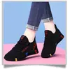 Zapatillas de punto para correr 2024 nuevo modelo, zapatillas para madres de mediana edad y mayores, zapatos para bailar y caminar, suela suave, zapatos de algodón con forro polar para otoño e invierno