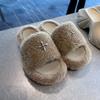 Chinelos Peludos de Dedo Aberto com Flor Cruzada e Solado Grosso para Mulheres 2025 Outono e Inverno Novos Sandálias de Uma Tira Retro da Moda para Usar Fora