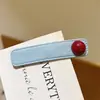 Pinza para el pelo de mezclilla con cuentas rojas simple para mujer 2025 Nuevo estilo Pinza de pico de pato para flequillo y accesorios para el cabello Pinza lateral