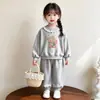 Conjunto de Duas Peças Estilo Outono Desenho Animado para Crianças: Moletom Doce com Renda e Calça de Moletom para Meninas, Conjunto de Roupa Esportiva com Gola Redonda para Bebê