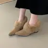 Sapatos Peludos de Salto Grosso com Bico Fino Versáteis de Moda Retrô para Mulheres, Novo Estilo Outono e Inverno 2026, Sapatos Elegantes de Algodão Pelúcia para Mulheres