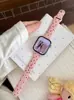 La correa de reloj pequeña, delgada, grabada con láser, hueca y de color bloqueado con patrón de estrellas es adecuada para Apple Watch Series 12, 11 y 10