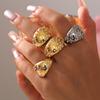 Anillo de estilo británico retro con personalidad de nicho, de cara ancha, ligero, de lujo, elegante, con diseño de diamantes, de acero de titanio chapado en oro.
