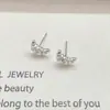 Pendientes pequeños en forma de cuerno para mujer, sencillos y elegantes, versátiles, elegantes, de lujo ligero, pendientes exquisitos, estilo Ins, accesorios para orejas frescos y delicados