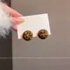 Brincos Texurizados Estampa de Leopardo Maillard Retrô para Mulheres, Luxo Acessível, Brincos de Alta Qualidade, Joia de Orelha Versátil para Moda Outono e Inverno