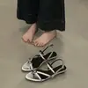 Sandálias Romanas Simples de Tira Fina com Bico Fino Estilo Francês para Mulheres, Novo Modelo Verão 2026, Planas e Deslumbrantes, Perfeitas para Combinar com Vestidos, Estilo de Férias