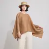 El top juvenil y elegante de Miyake para madres es una blusa holgada, plisada e irregular que disimula la grasa corporal y crea un efecto adelgazante, ofreciendo un estilo casual y relajado para mujeres en otoño.