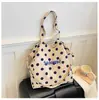Nova Bolsa de Ombro de Bolinhas Estilo Coreano de Primavera Lona Feminina Grande Capacidade Bolsa Tote para o Dia a Dia Simples, Moderna, Versátil e Casual
