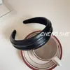 Diadema de Moda Nueva para Verano y Otoño con Textura de Cuero y Acabado de Alta Gama, Versátil Pinza para el Cabello de Ala Ancha para Lavarse la Cara