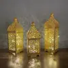 Lámpara de Viento de Hierro Retro Europea Transfronteriza Portavelas Linterna LED Calada Marroquí Decoración Colgante para Ambiente del Hogar