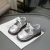 Zapatos Pequeños de Cuero para Niñas 2026 Primavera y Otoño Nuevo Estilo Coreano Zapatos Mary Jane con Lazo de Perlas Estilo Universitario Zapatos de Princesa