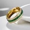 Anel de Casamento Masculino Simples de Aço Inoxidável com Novo Estilo, com Incrustação de Jade Artificial Verde, 8mm Esférico Seda Dourada com Detalhes Verdes