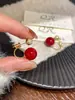 Aretes Perla Roja 2024 Nuevo estilo de dos piezas de alta gama aretes de celebridad en línea aretes elegantes de lujo ligero aretes