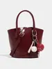 Bolso Cubo Rojo Retro de Gama Alta para Mujer 2025 Otoño e Invierno Nuevo Nicho Bolso de Novia para Boda Bolso Cruzado Portátil para Viajes