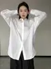 Camisa longa de cetim branca para mulheres, um best-seller do outono de 2026, exalando uma vibe sofisticada e profissional, perfeita para o trabalho e o dia a dia, um top unicamente estiloso e bonito