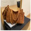 Bolso Tote para Mujer 2024 Primavera Nuevo Estilo Simple Gran Capacidad Commuter Bolso de Hombro Diseño de Bolso de Pana Pana