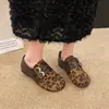 Novos sapatos casuais femininos de fivela dupla, sapatilhas Mary Jane foscas versáteis, mocassins de camurça retrô, outono 2026