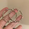 Brincos de Argola Simples Irregulares de Textura Lisa Japoneses e Coreanos para Mulheres, Brincos de Tarraxa Elegantes de Metal Prateado com Pino de Prata