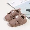 Zapatos de primavera y otoño cubiertos de cuero para bebés y niños pequeños, nuevo estilo de 0 a 2 años, zapatos casuales antideslizantes de suela de goma blanda para bebés masculinos y femeninos