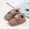 Sapatos de Bebê e Criança Pequena Cobertos de Couro para Primavera e Outono, Novo Estilo de 0 a 2 Anos de Idade Bebê Masculino e Feminino Sola de Borracha Macia Antiderrapante Sapatos Casuais para Criança Pequena
