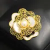 Elegante Broche de Camelia de Perla de Agua Dulce y Nácar Natural de Alta Gama, Pin Floral de Rosa Único, Accesorio para Mujer