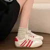 Zapatillas de entrenamiento alemanas para mujer de moda estilo francés, nueva colección otoño 2026, suela plana retro, ligeras, finas, zapatillas blancas casual versátiles