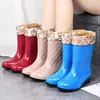 Botas de lluvia de algodón con suela gruesa antideslizante para mujer hasta la pantorrilla, zapatos de goma para cocina, resistentes al desgaste y cálidos, botas de agua para otoño e invierno, zapatos de agua para mujer