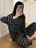 Pijama listrado preto e cinza de manga comprida para mulheres, estilo outono e inverno, novo estilo 2026, quente com veludo, conjunto de duas peças de alta qualidade para casa