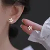 Brincos de Flor de Prata Pura S999 para Mulheres, Design Simples e Único, Pequenos Brincos de Margarida, Adequados para Dormir Sem Retirá-los