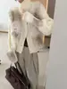 Nova coleção outono e inverno: cardigan de tricô com pontos variados, felpudo e com gola alta, apresentando um design solto e estiloso, criando um suéter-casaco sofisticado e elegante para mulheres