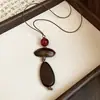Collar con cordón de cuero, colgante redondo de madera y acrílico para mujer, lujo ligero, alta gama, cadena para suéter, moderno, versátil y fácil de combinar.