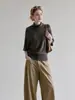 Nueva colección de otoño: un suéter de punto ligero, elegante y femenino con cuello semi-alto, corte holgado y un diseño que ciñe la cintura para crear un efecto adelgazante. Talla única