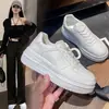 2023 nova primavera e verão populares sapatos brancos femininos ins moda plataforma plataforma sapatos aumento de altura versátil esportivo casual tênis